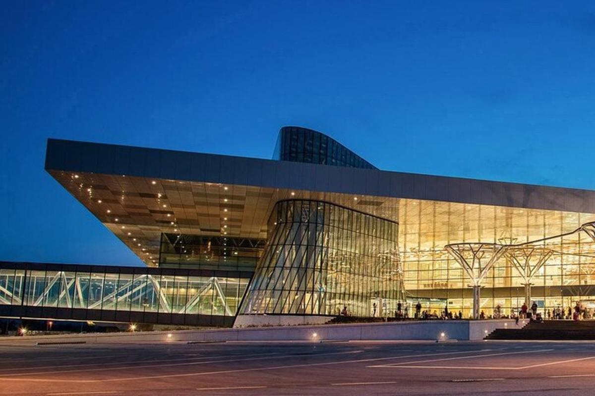 un gran edifici amb una façana de vidre a la nit