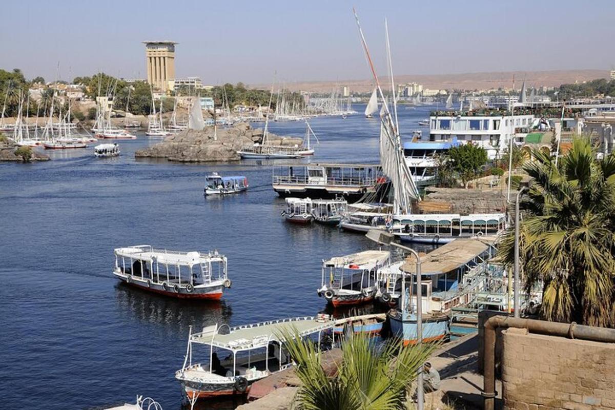 مجموعة من القوارب راسية في الميناء