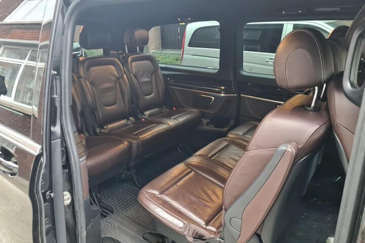o banchetă din spate goală a unui minivan cu scaunele din spate deasupra