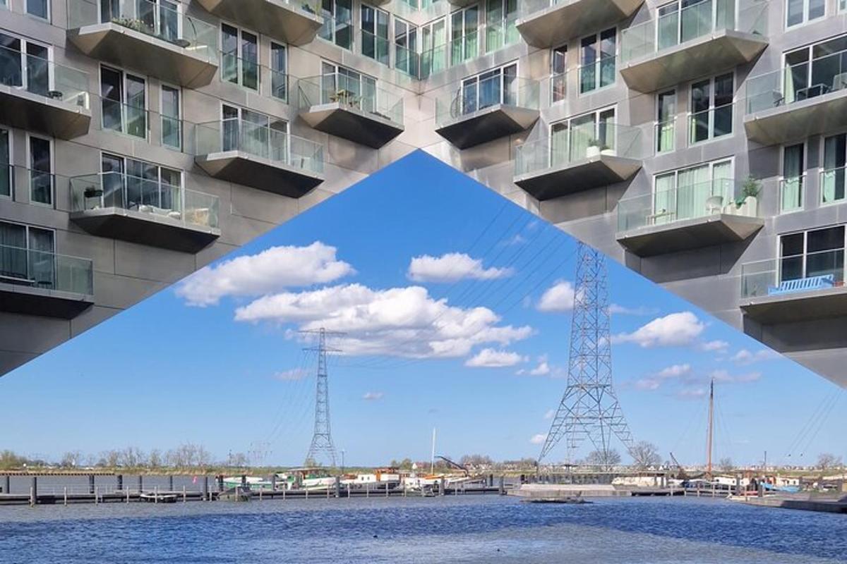una vista di un edificio con un cielo blu
