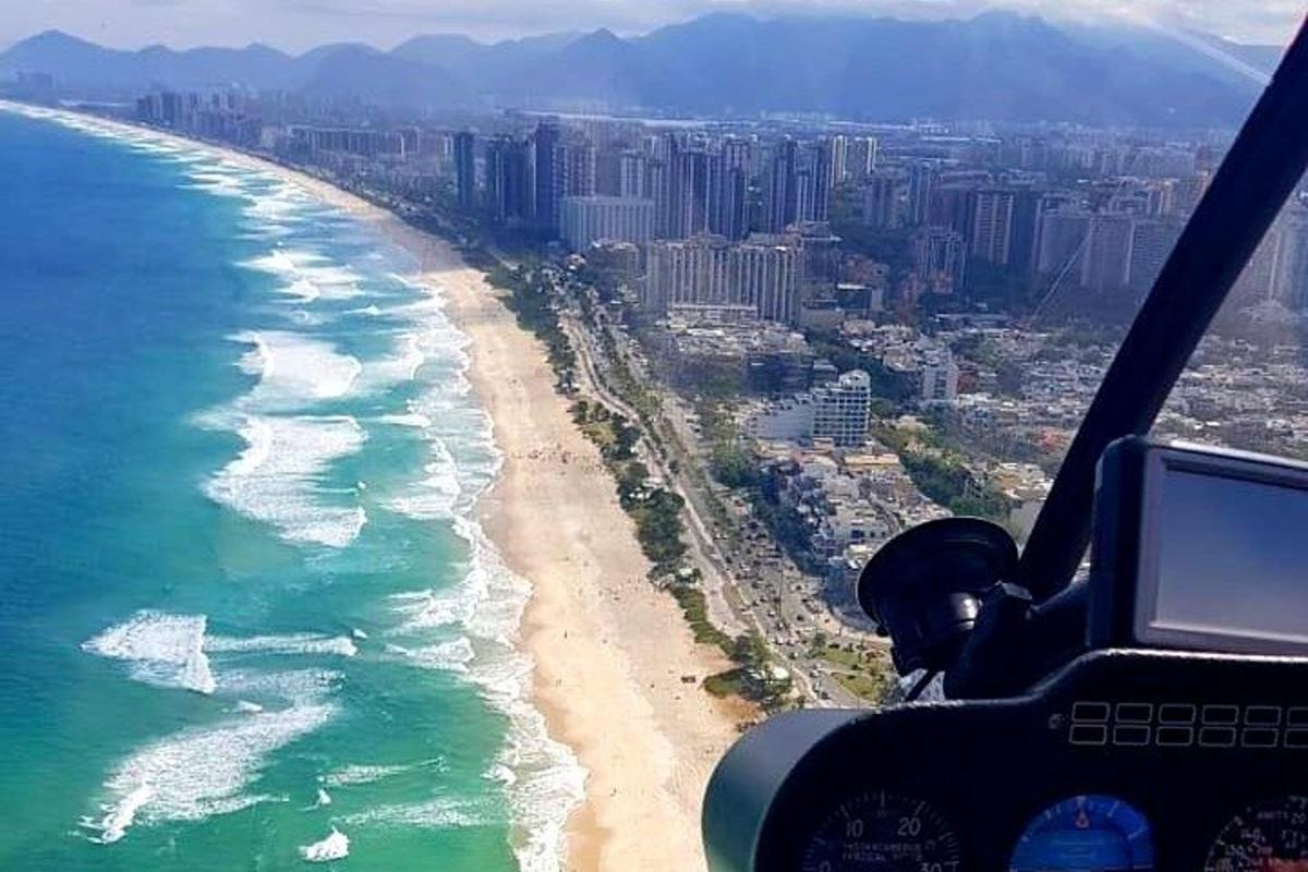 Una vista de una playa desde un helicóptero.