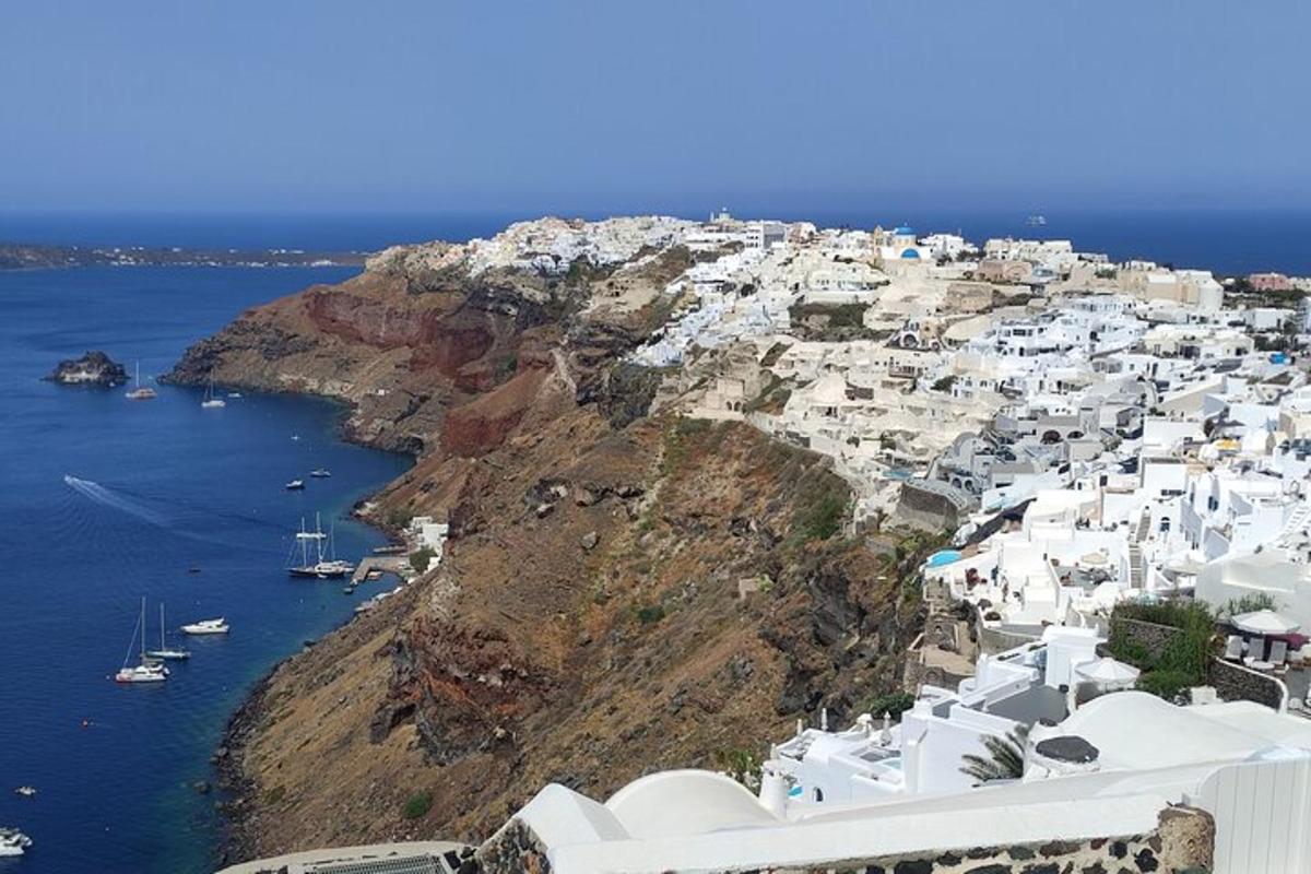 un grup d'edificis blancs en un turó al costat de l'oceà