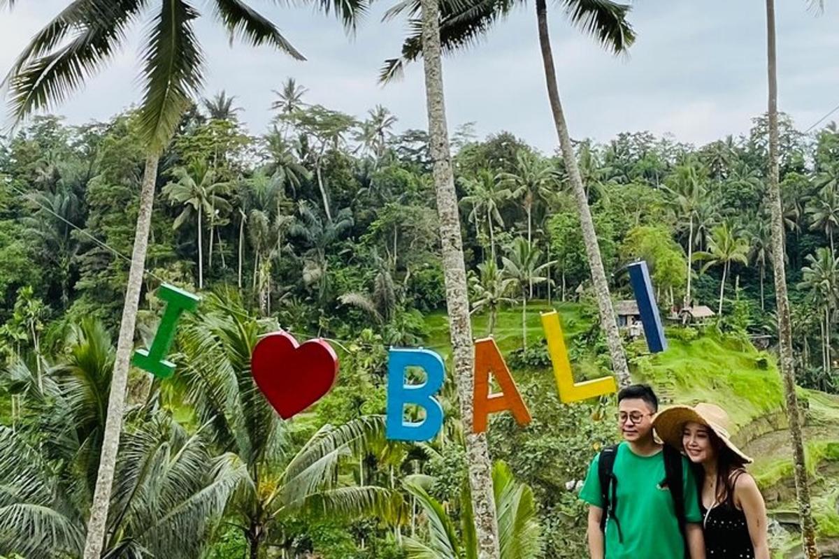 một cặp đôi đang đứng trước một tấm biển có dòng chữ "I Love Bar"