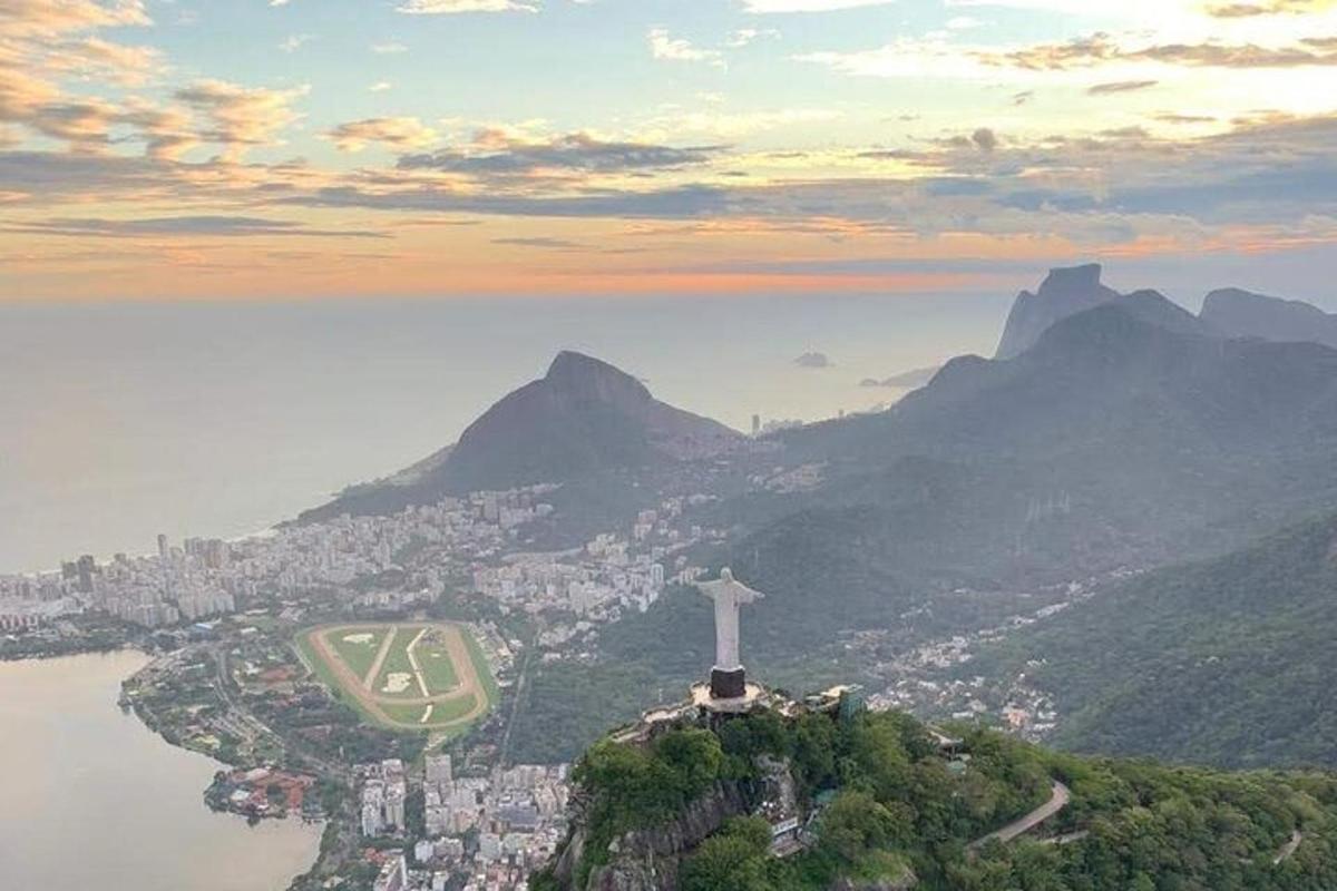 Una vista aérea de la estatua del Cristo Redentor en una montaña.