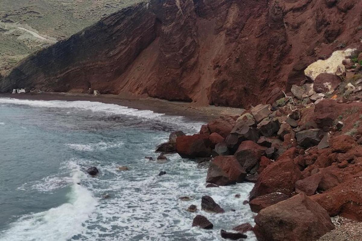 una platja rocosa amb un munt de roques