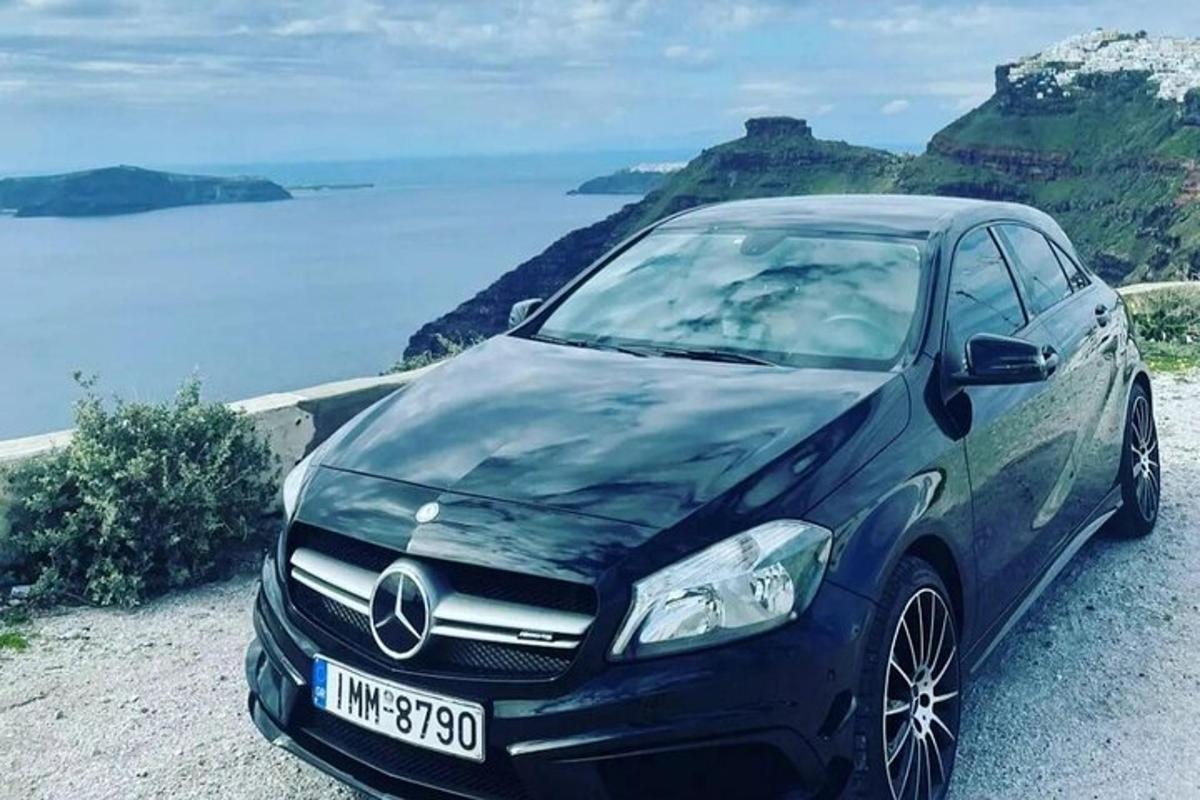 modré auto zaparkované na okraji útesu