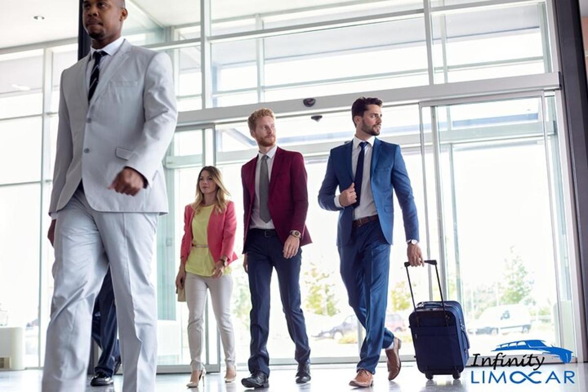 un gruppo di tre uomini che camminano con una valigia