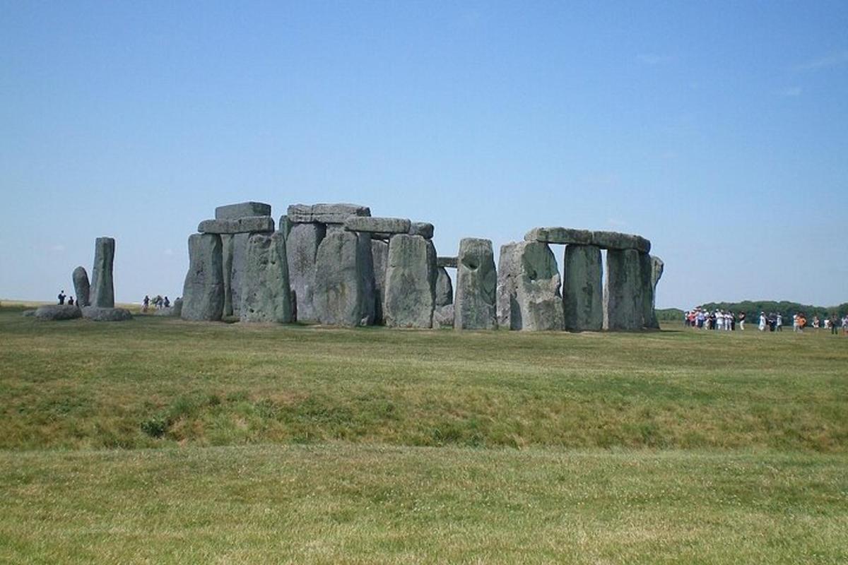 eine Gruppe von Menschen steht vor Stonehenge