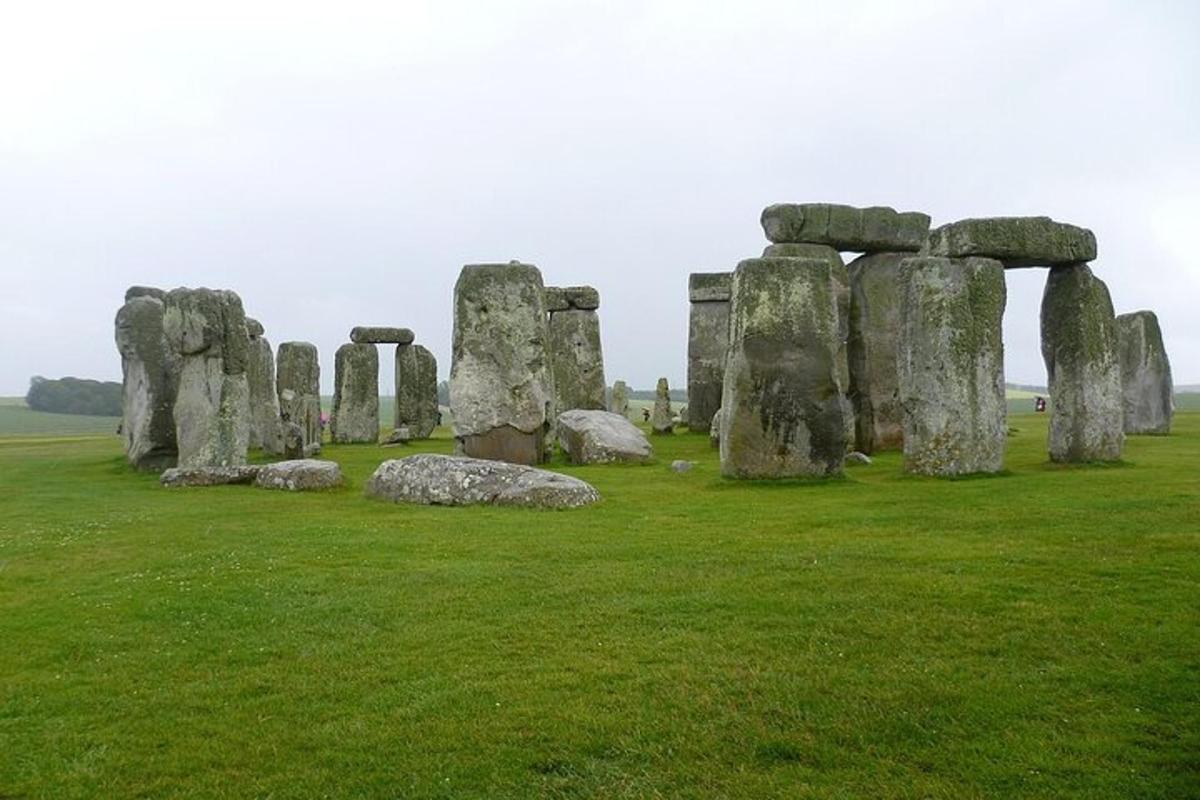 eine Gruppe von Stonehenge-Formationen auf einem Feld
