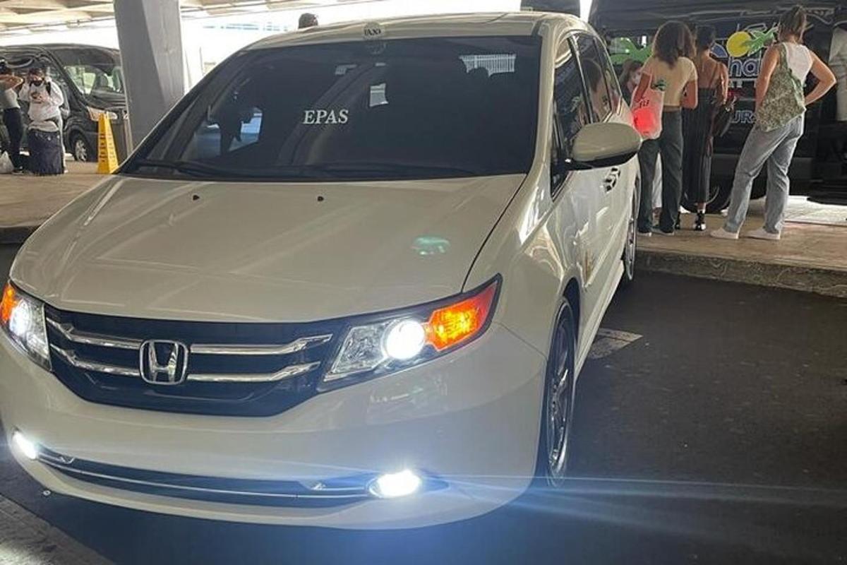 білий автомобіль, припаркований на парковці