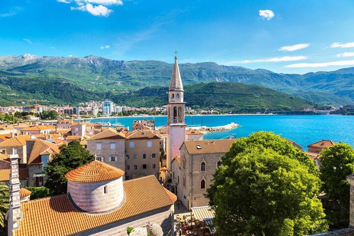 uma vista de uma cidade com uma igreja e água