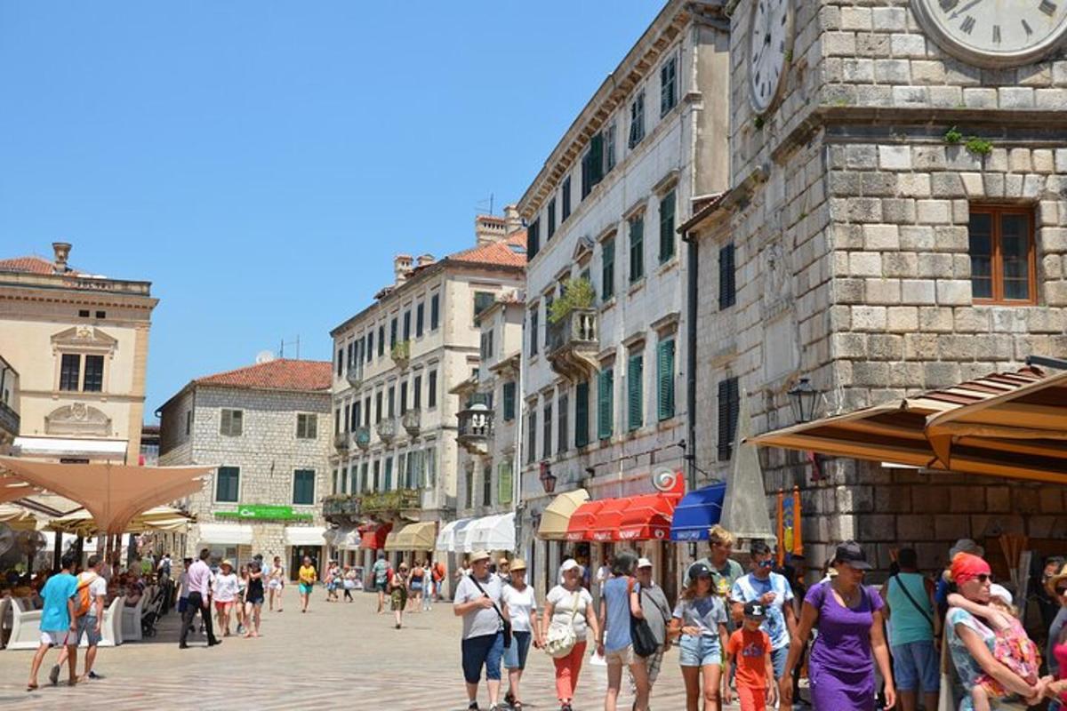 um grupo de pessoas caminhando por uma rua com um relógio
