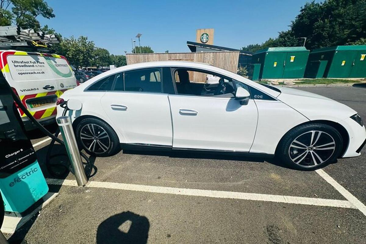 um carro branco está estacionado em um estacionamento