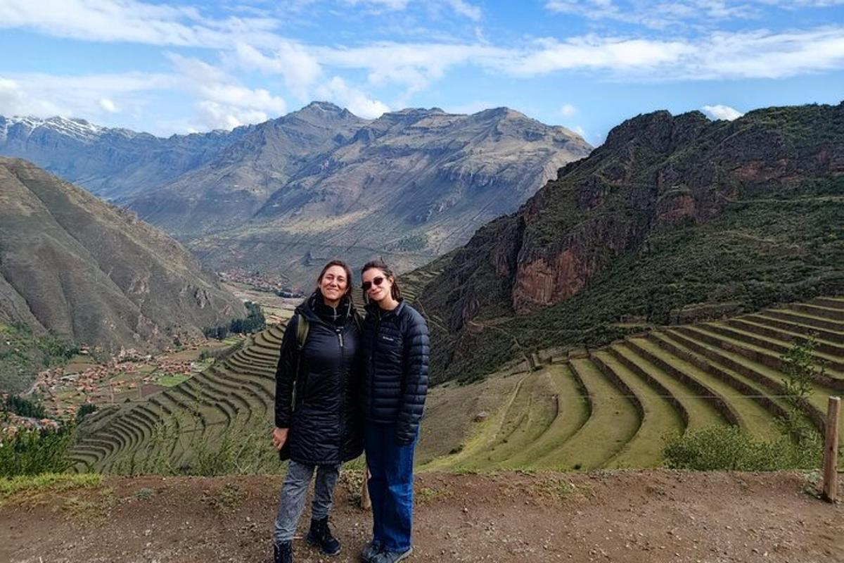 un uomo e una donna in piedi sulla cima di una montagna