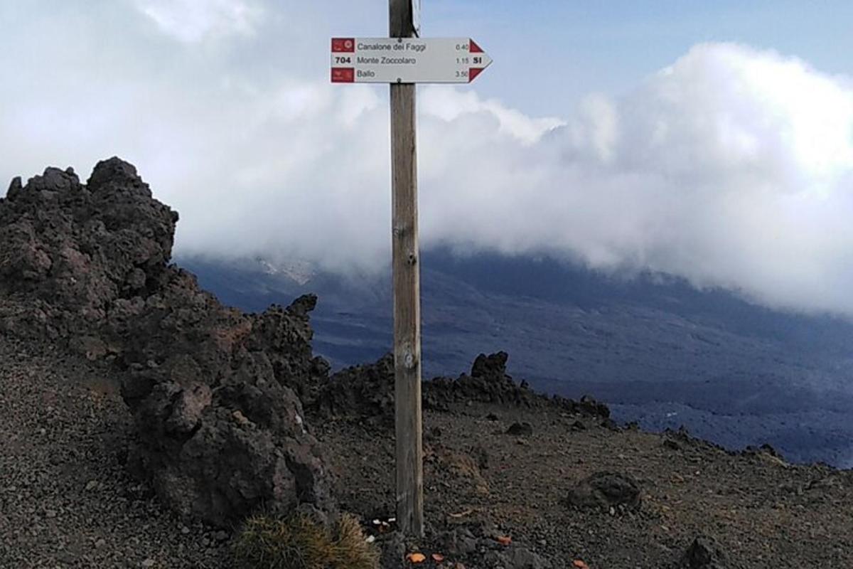 un cartello sul fianco di una montagna