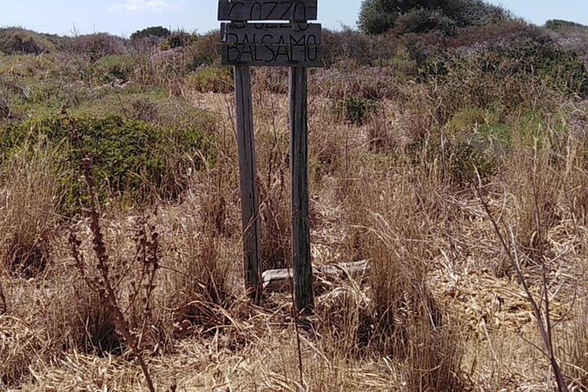una señal de calle en medio de un campo