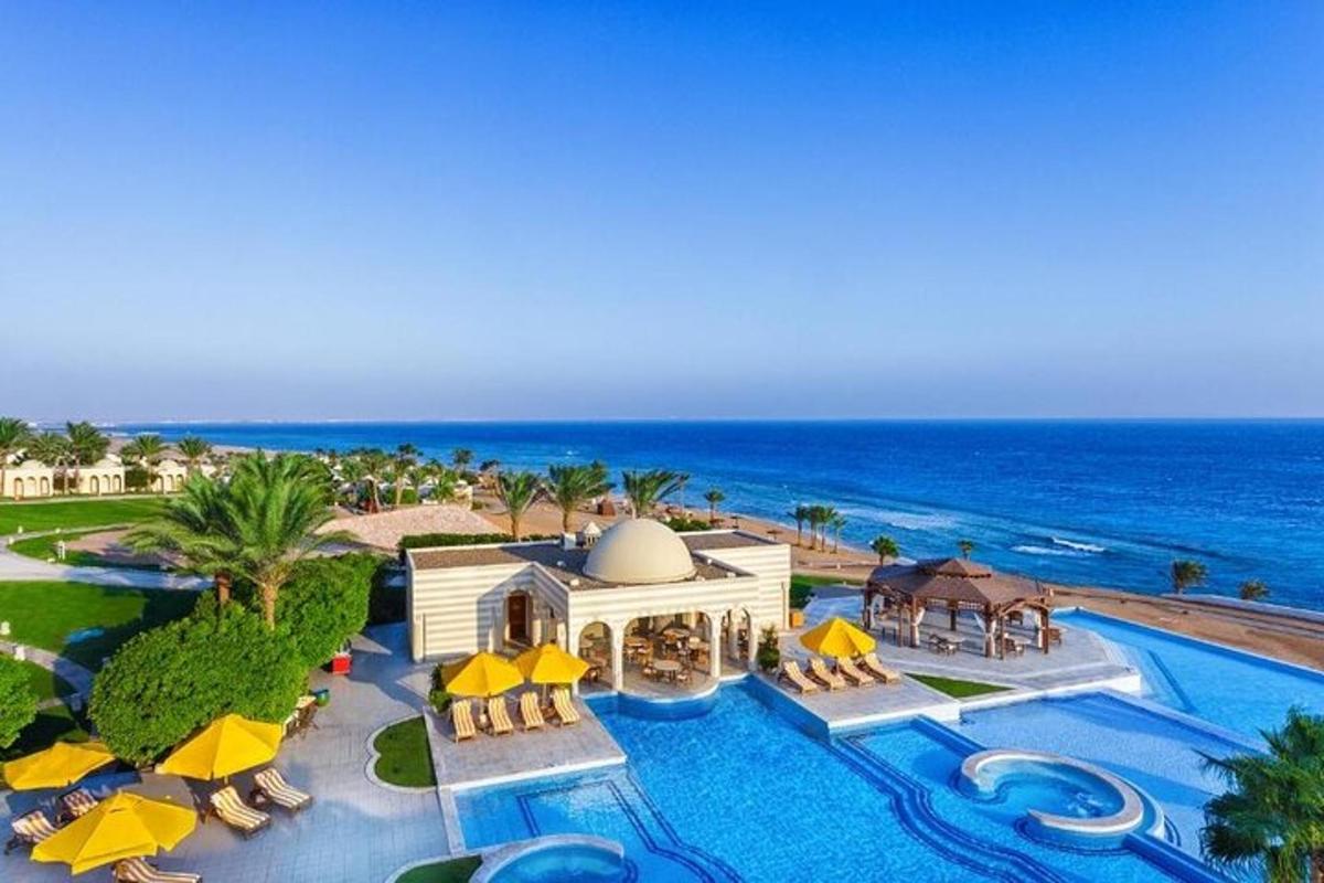 Letecký pohled na resort s bazénem