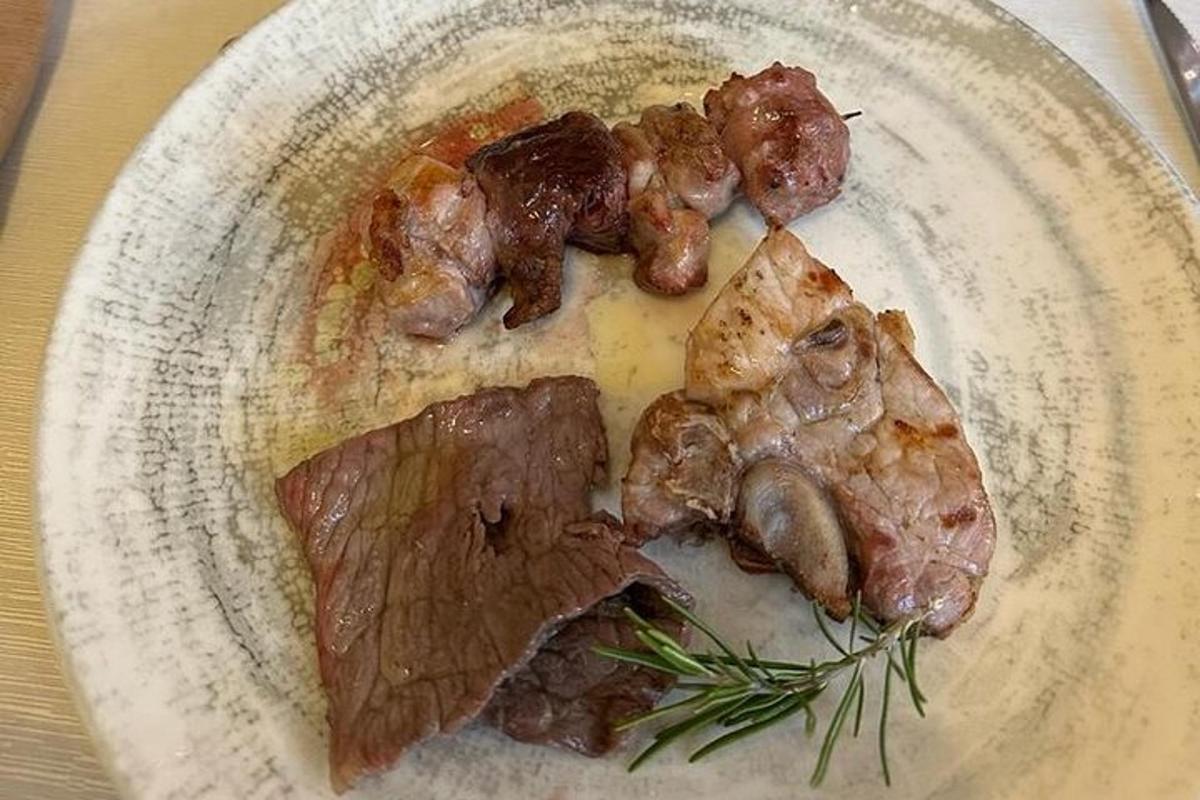 un piatto di cibo con carne e funghi sopra