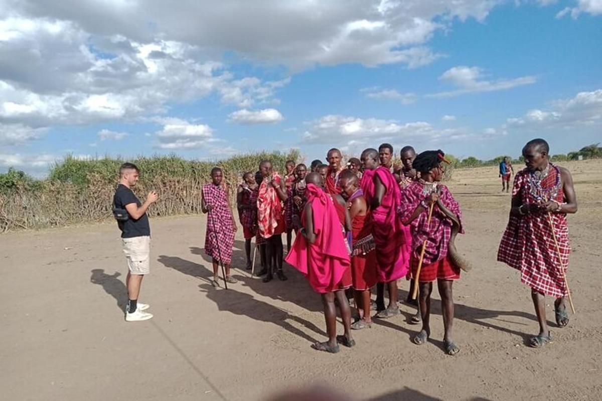 Un grupo de mujeres de pie en un camino de tierra.