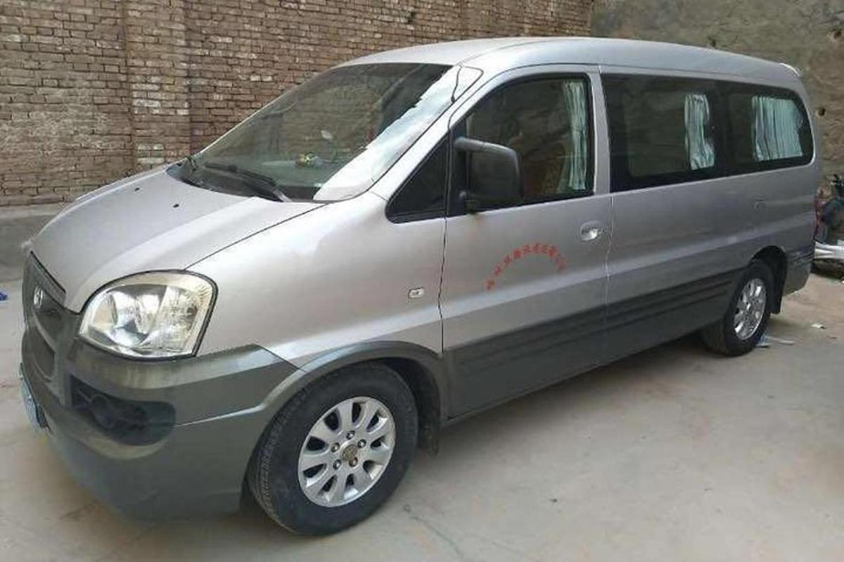 isang silver van na nakaparada sa isang parking lot