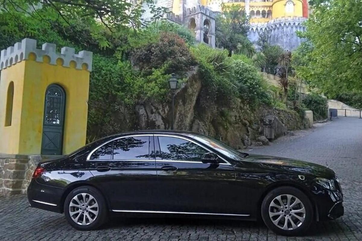 must auto pargitud hoone ette