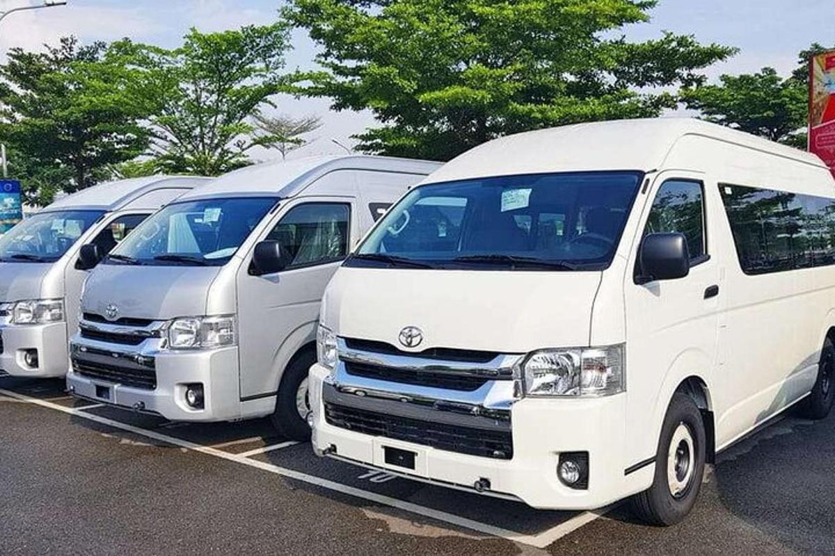 Una fila de furgonetas blancas estacionadas en un estacionamiento