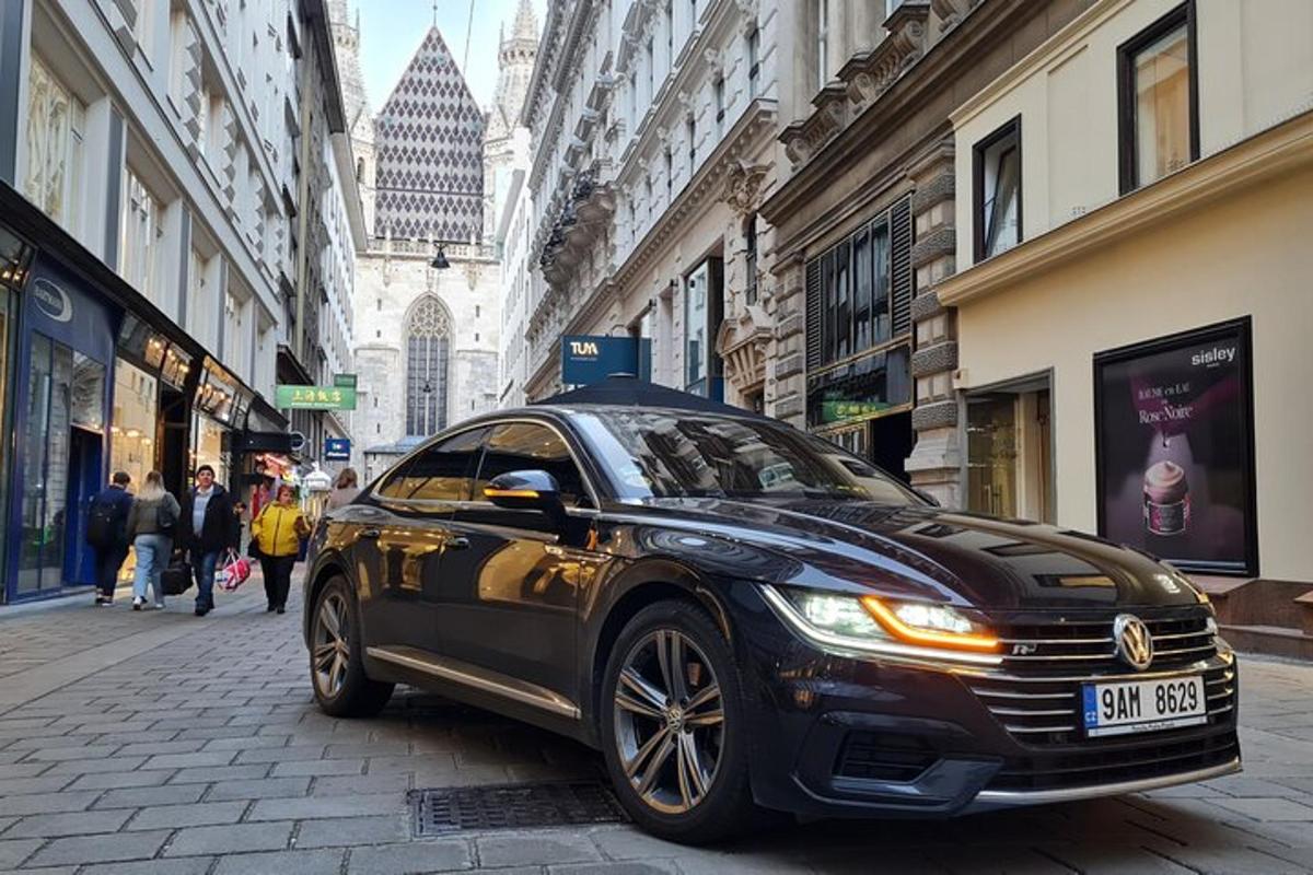 černé auto zaparkované na městské ulici