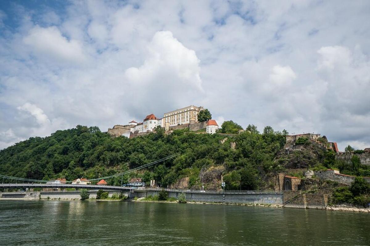 hrad na vrcholu kopce vedle řeky