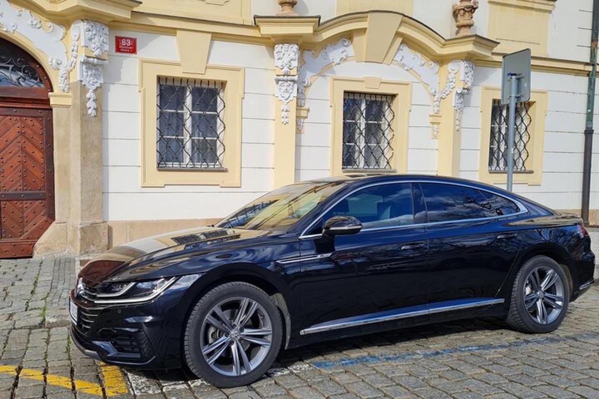 modré auto zaparkované před budovou