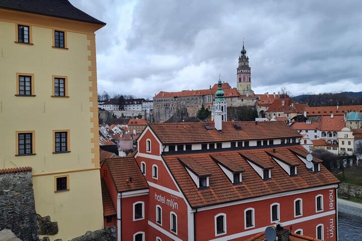 pohled na město s hradem v pozadí