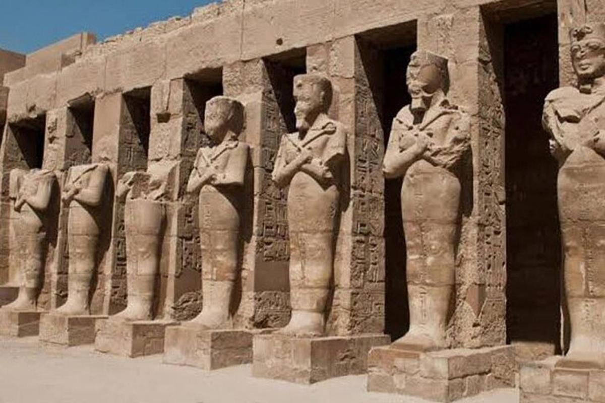 eine Reihe von Statuen an der Seite einer Wand