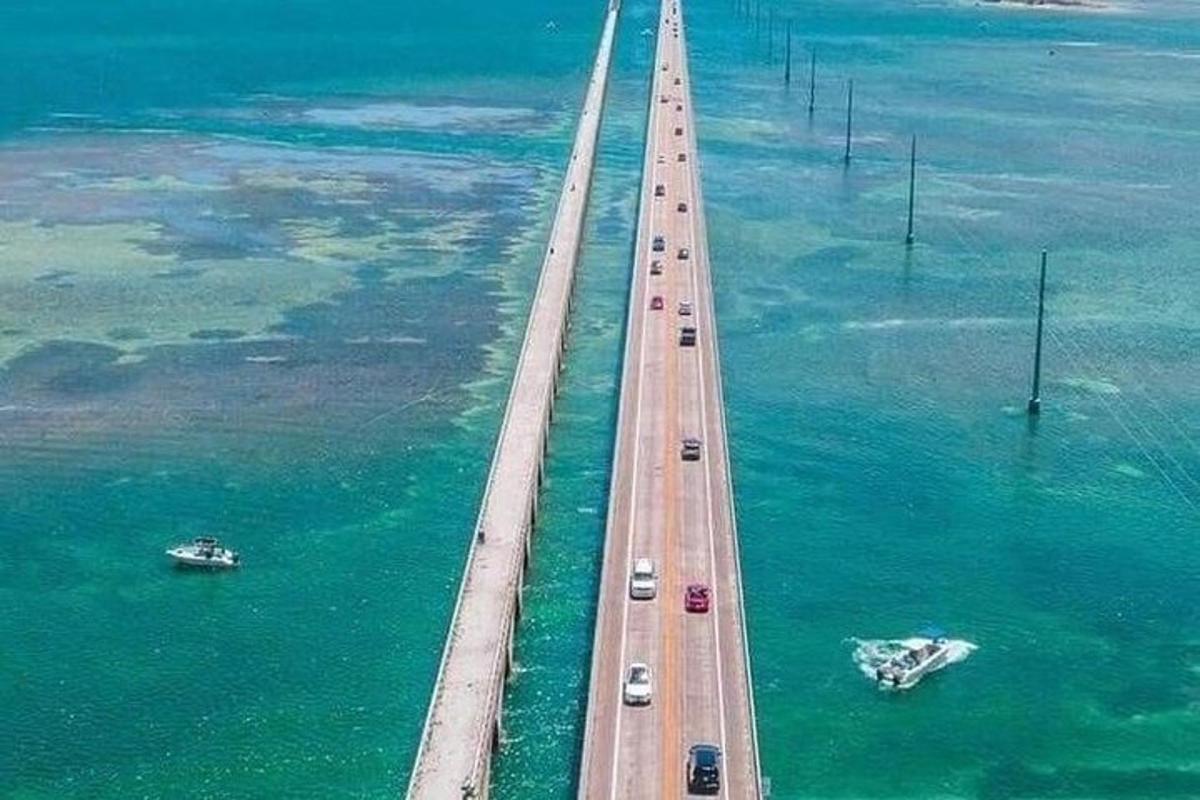 una vista aerea di un ponte sull'acqua