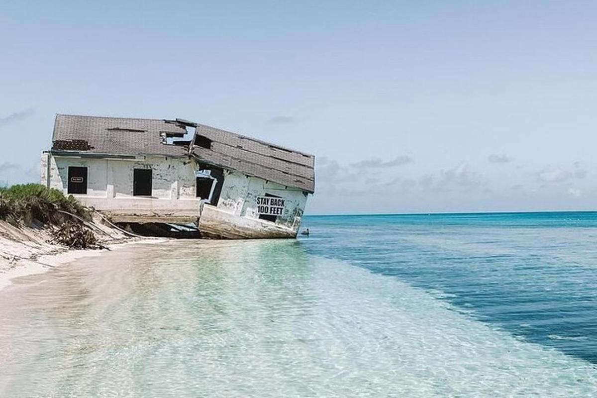 un edificio situato sulla spiaggia vicino all'oceano