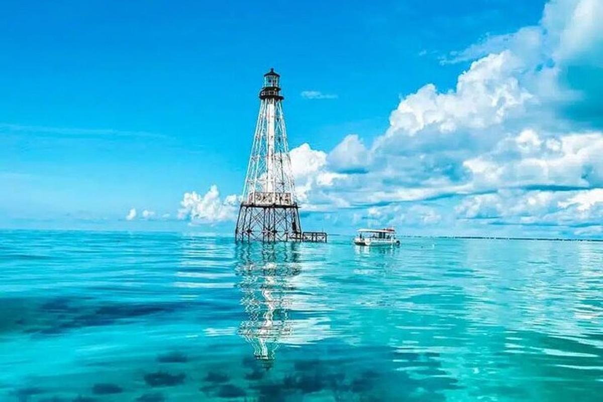 una barca in acqua accanto a un faro