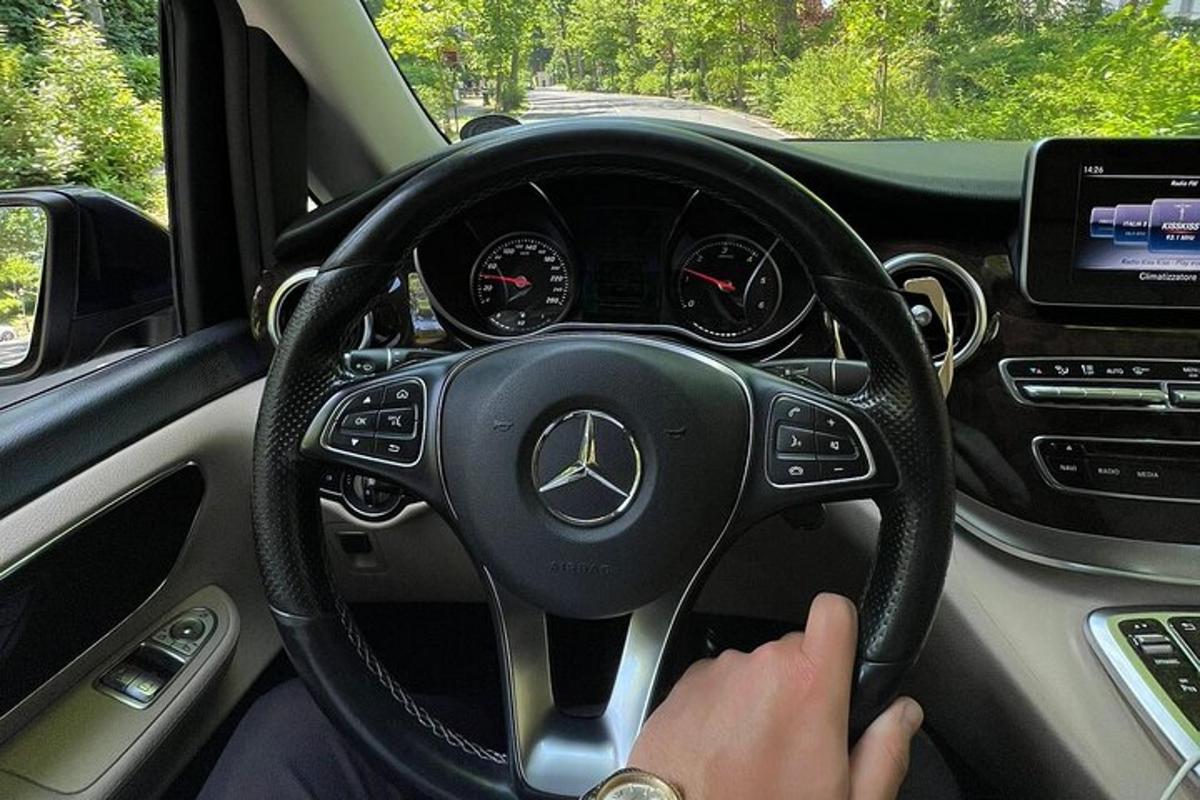メルセデスベンツの車を運転している人