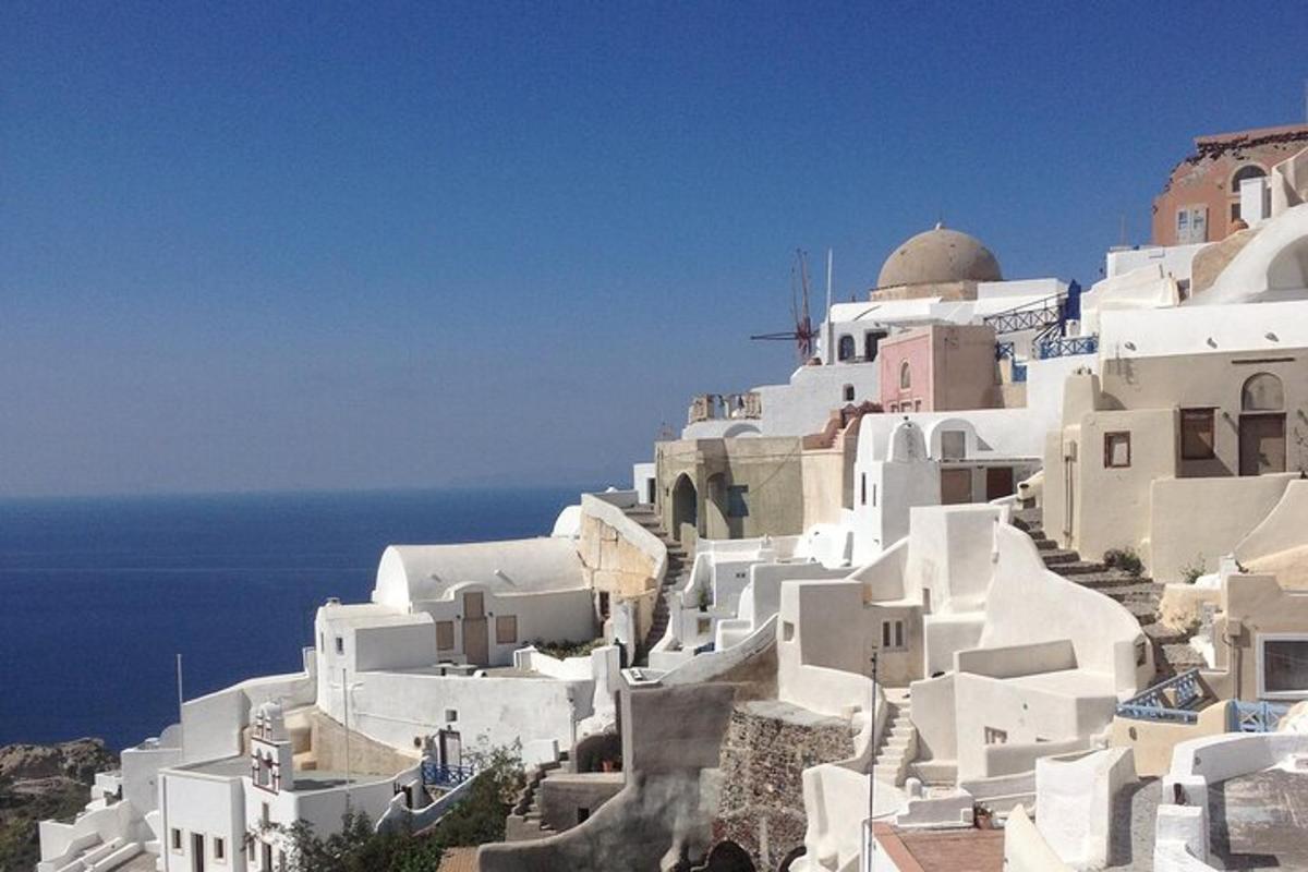 μια ομάδα λευκών κτιρίων στην πλαγιά ενός γκρεμού