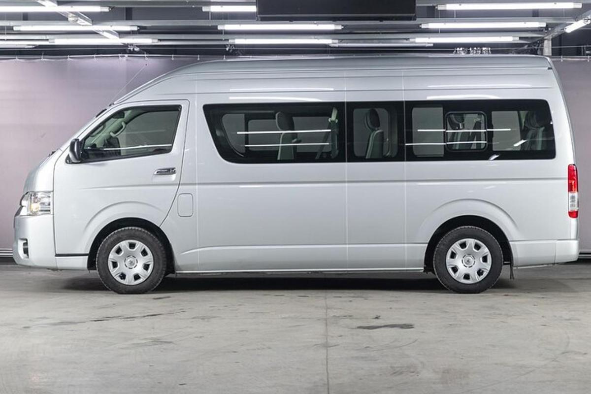 uma van branca está estacionada em uma garagem
