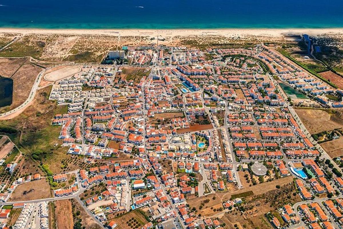 vista aèria d'una ciutat vora la platja