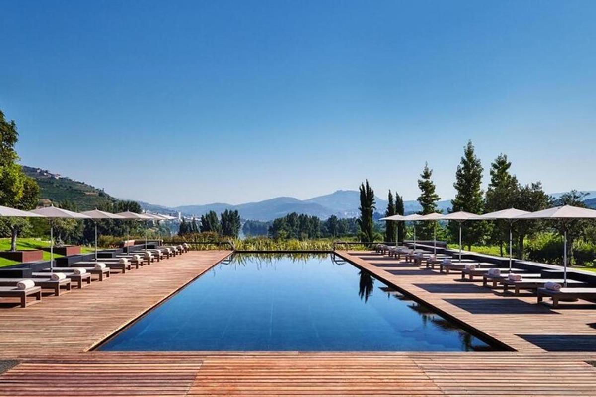 una piscina con sedie e ombrelloni in un resort
