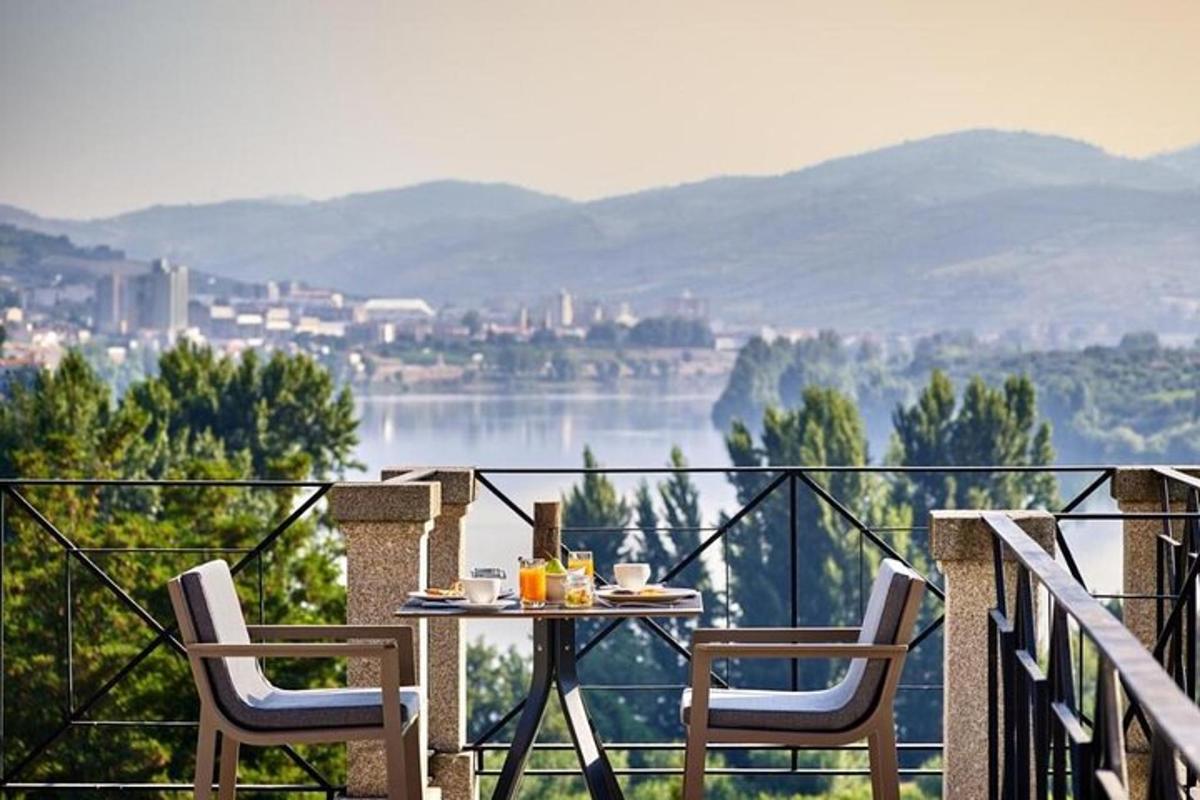 un tavolo e sedie su un balcone con vista
