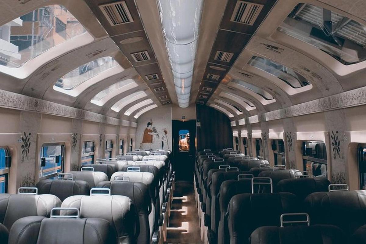 Un vagón de tren vacío con filas de asientos