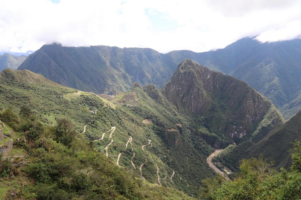 pemandangan gunung dengan jalan tanah di atasnya