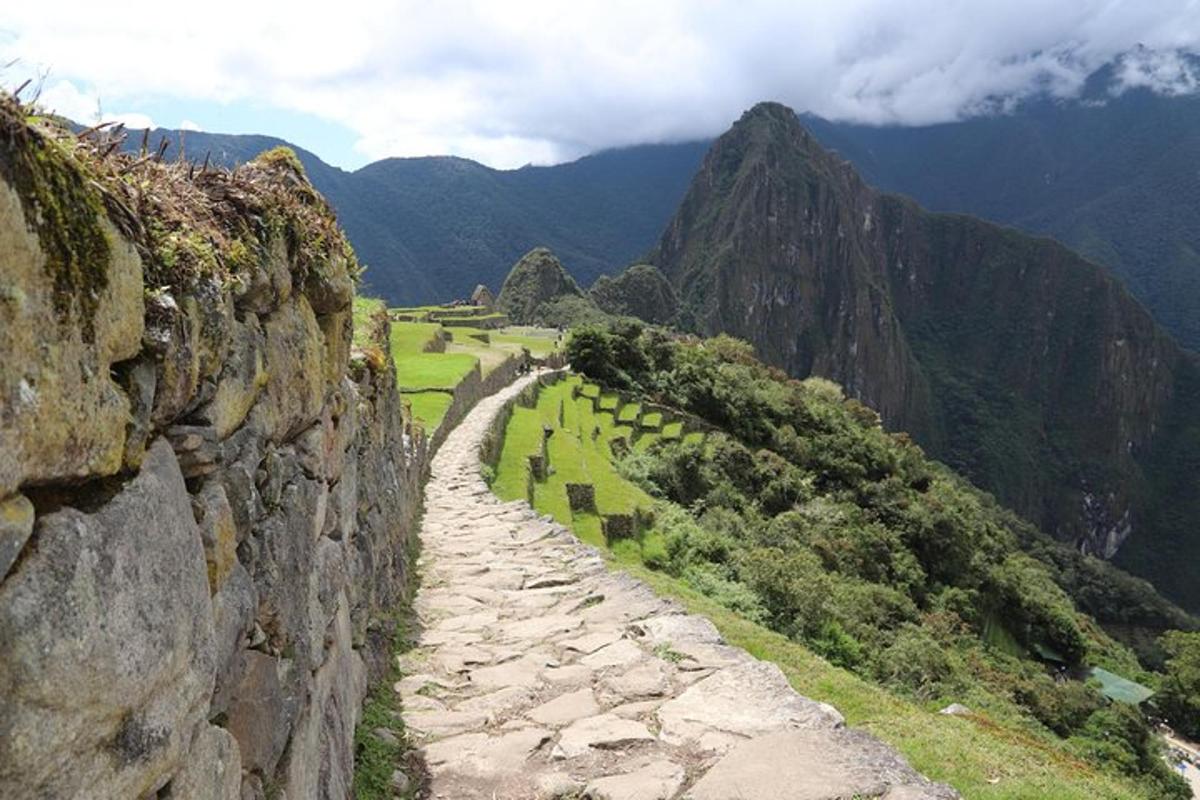 un camino de piedra en la ladera de una montaña