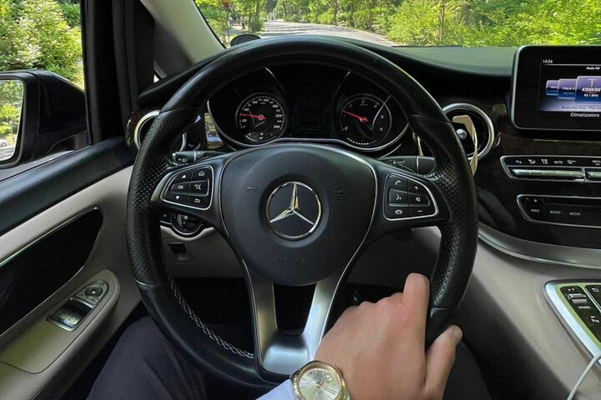 osoba řídící vůz Mercedes Benz