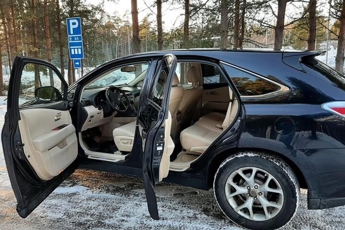 un cotxe negre amb la porta oberta en un aparcament