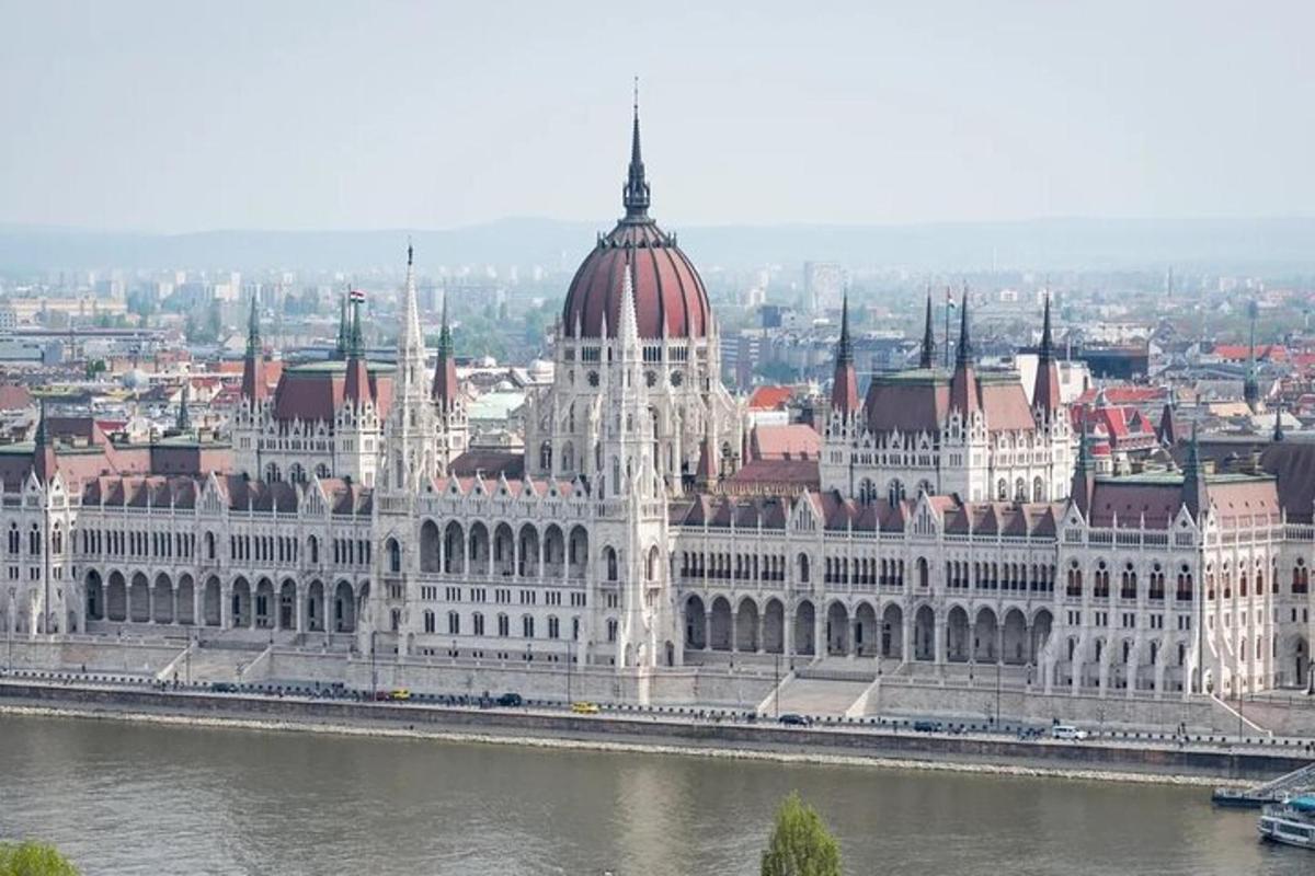 o clădire mare și albă, cu o cupolă deasupra