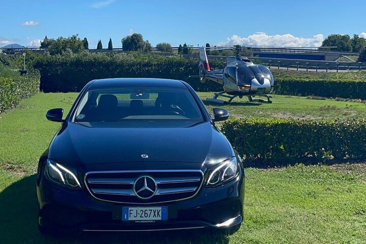lauke pastatytas mėlynas automobilis su sraigtasparniu