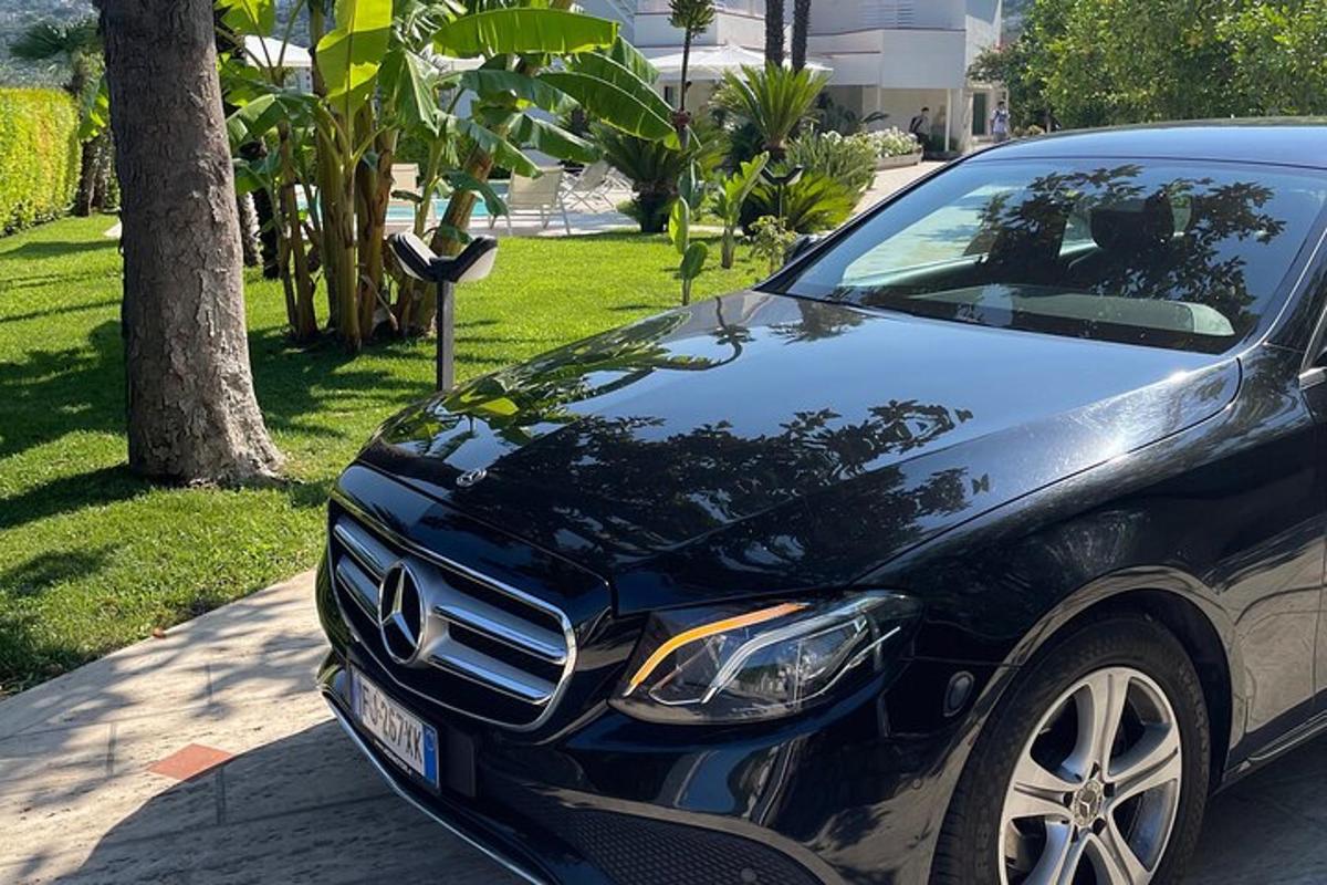 juodas automobilis, pastatytas gatvės pakraštyje