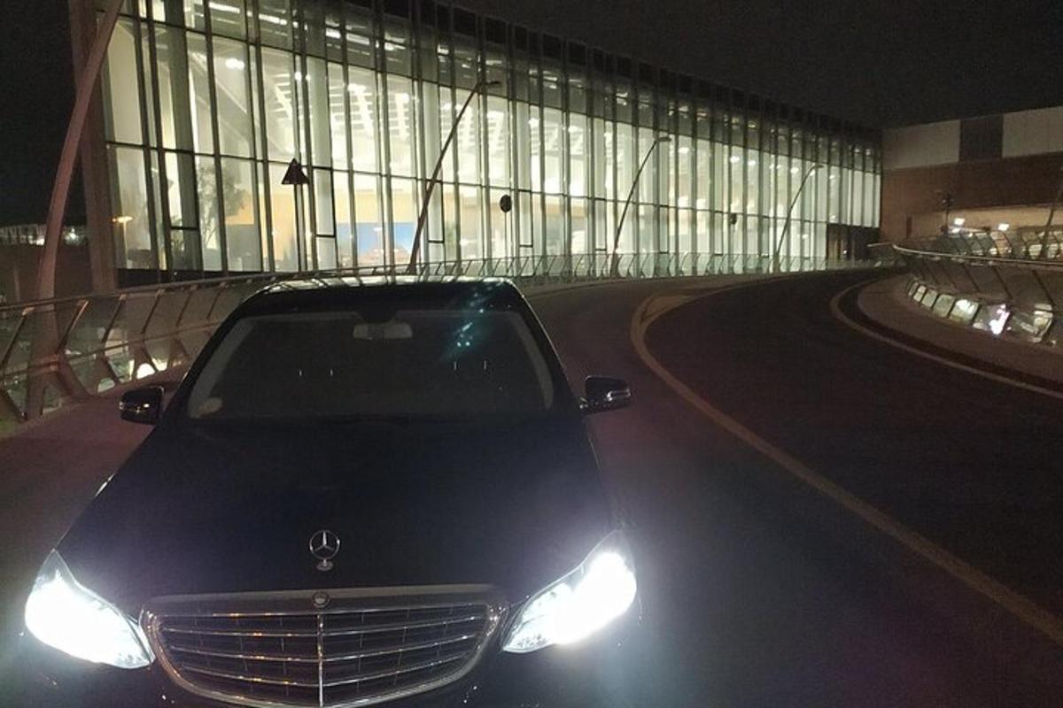 auto zaparkované v noci před budovou