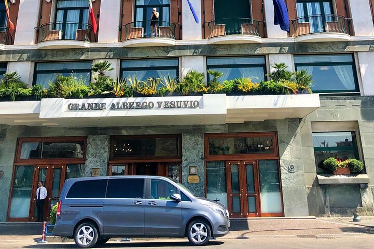 ван, паркиран пред сграда